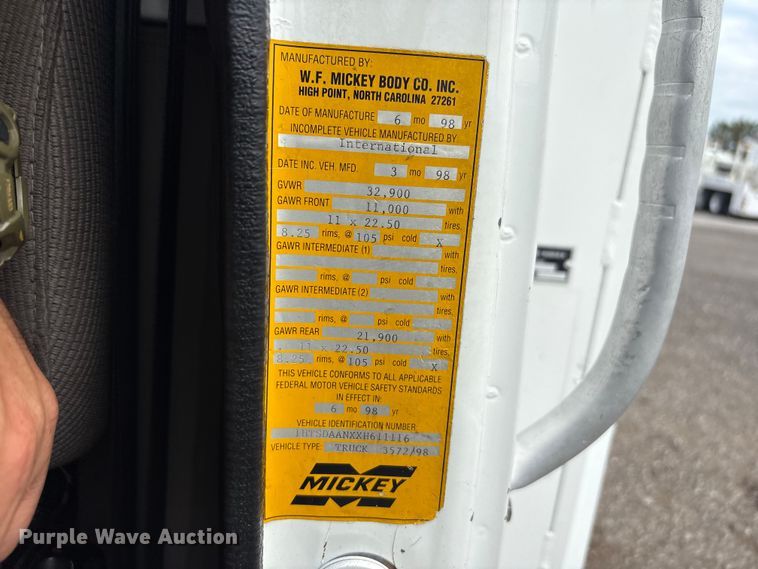 image for item EG9192 1999 International 4900 delivery truck