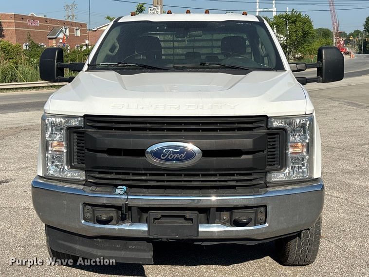 image for item EM5122 2018 Ford F350 Super Duty Ext. Cab flatbed truck