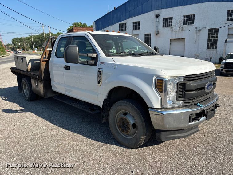 image for item EM5122 2018 Ford F350 Super Duty Ext. Cab flatbed truck