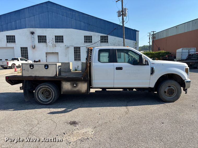 image for item EM5122 2018 Ford F350 Super Duty Ext. Cab flatbed truck