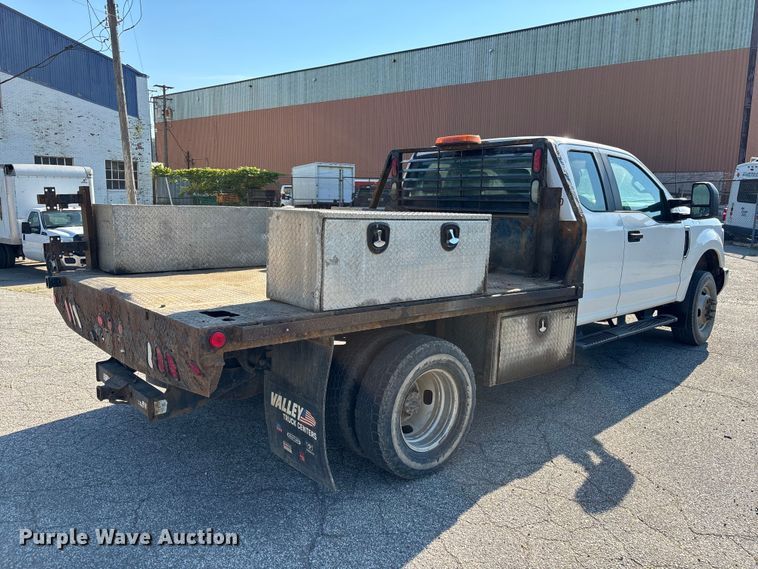 image for item EM5122 2018 Ford F350 Super Duty Ext. Cab flatbed truck