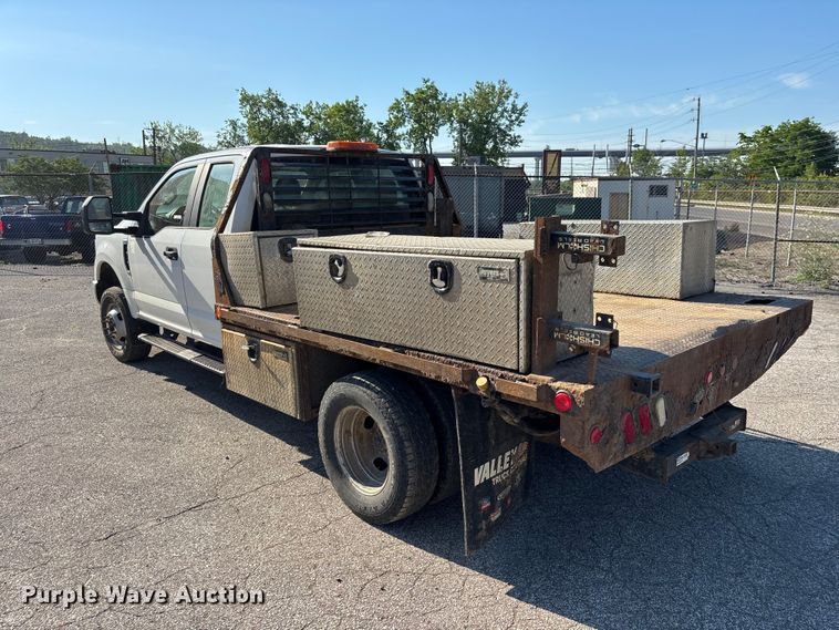 image for item EM5122 2018 Ford F350 Super Duty Ext. Cab flatbed truck