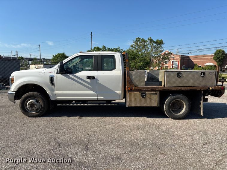 image for item EM5122 2018 Ford F350 Super Duty Ext. Cab flatbed truck