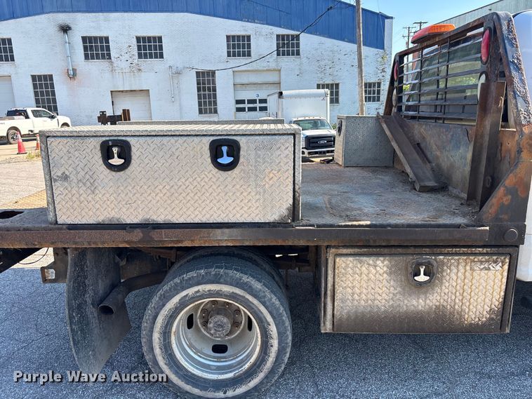 image for item EM5122 2018 Ford F350 Super Duty Ext. Cab flatbed truck