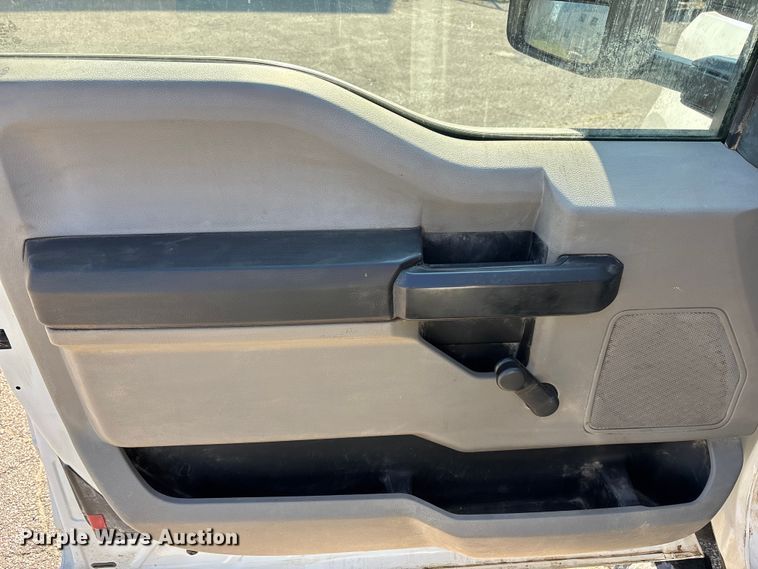 image for item EM5122 2018 Ford F350 Super Duty Ext. Cab flatbed truck