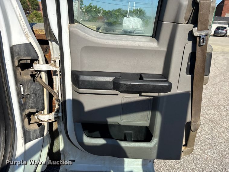 image for item EM5122 2018 Ford F350 Super Duty Ext. Cab flatbed truck