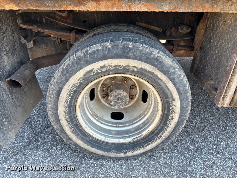 image for item EM5122 2018 Ford F350 Super Duty Ext. Cab flatbed truck