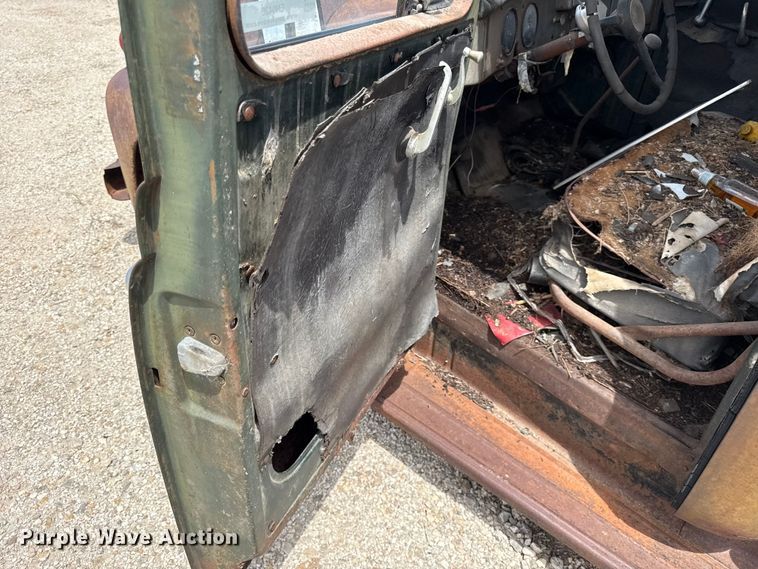 image for item EN0426 1950 International L110 pickup truck