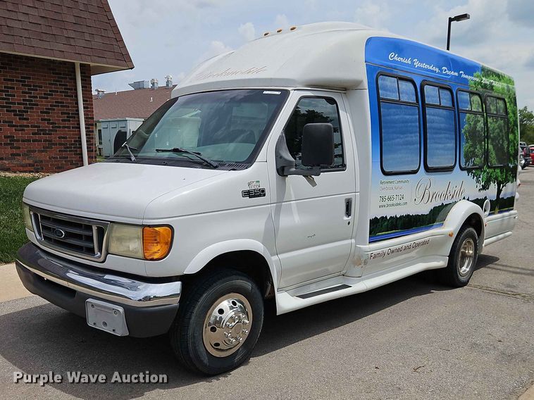 image for item EO7437 2004 Ford E350 shuttle bus