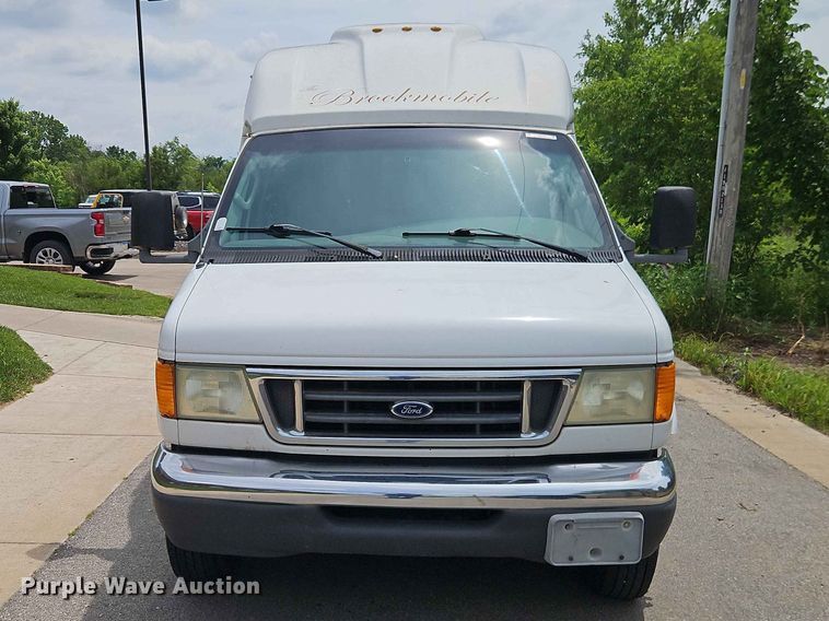 image for item EO7437 2004 Ford E350 shuttle bus