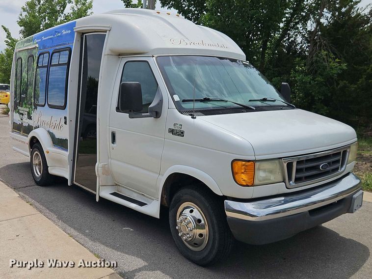 image for item EO7437 2004 Ford E350 shuttle bus