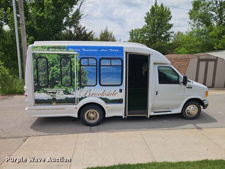 image for item EO7437 2004 Ford E350 shuttle bus