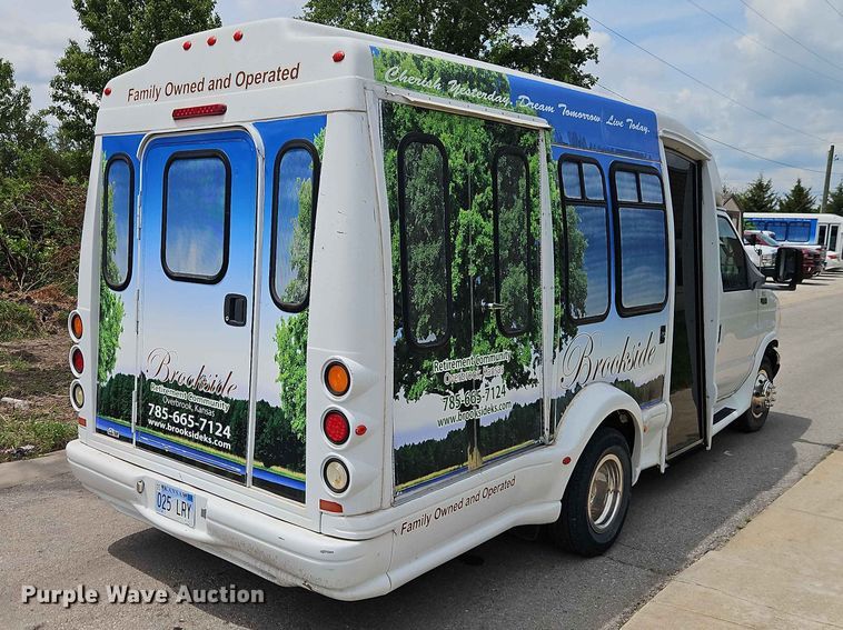 image for item EO7437 2004 Ford E350 shuttle bus