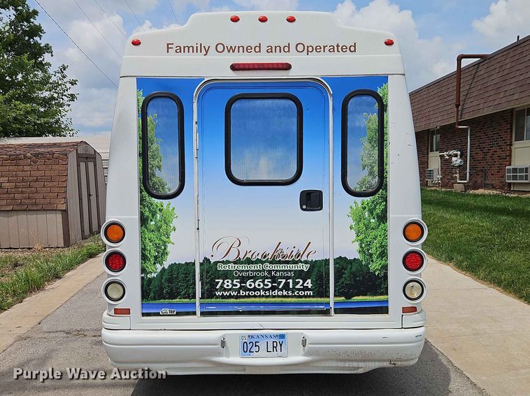 image for item EO7437 2004 Ford E350 shuttle bus