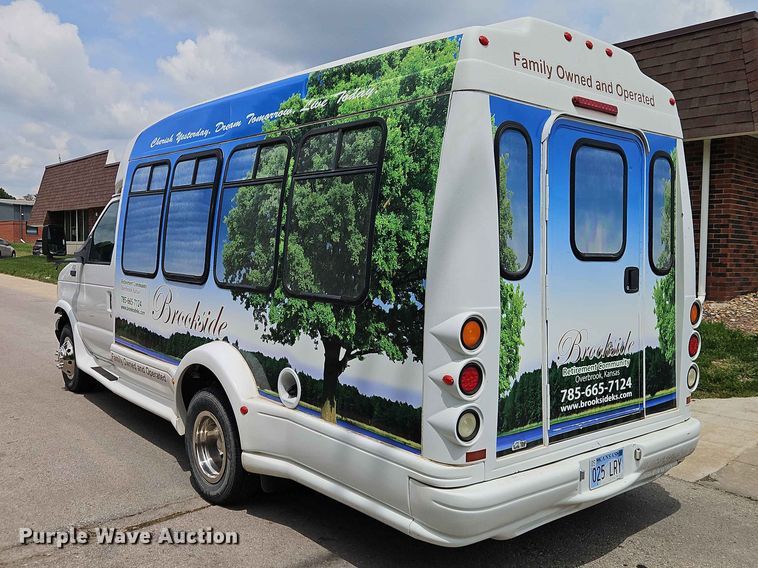 image for item EO7437 2004 Ford E350 shuttle bus