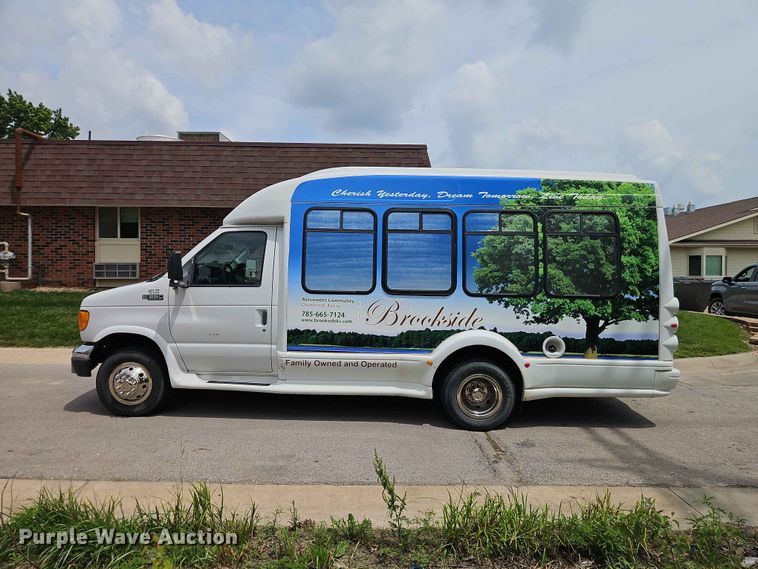 image for item EO7437 2004 Ford E350 shuttle bus
