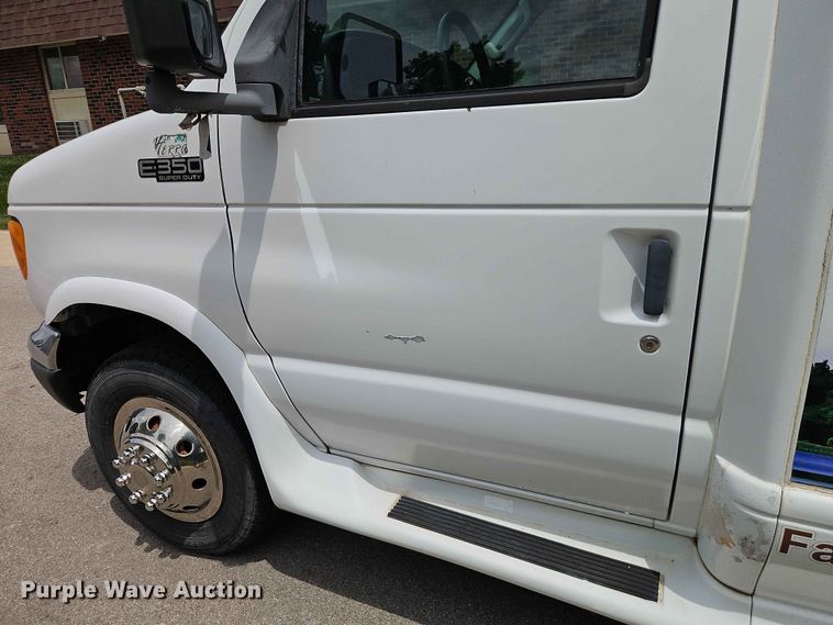 image for item EO7437 2004 Ford E350 shuttle bus