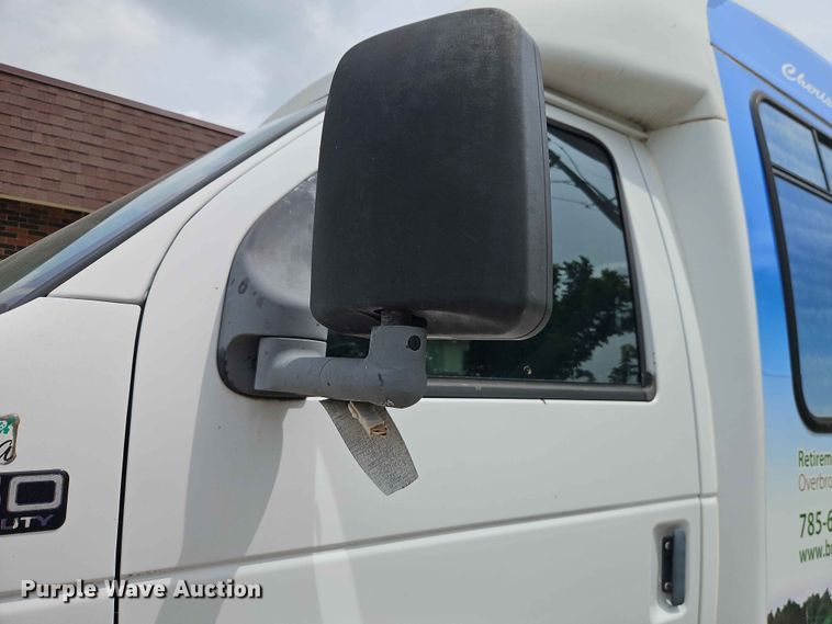 image for item EO7437 2004 Ford E350 shuttle bus