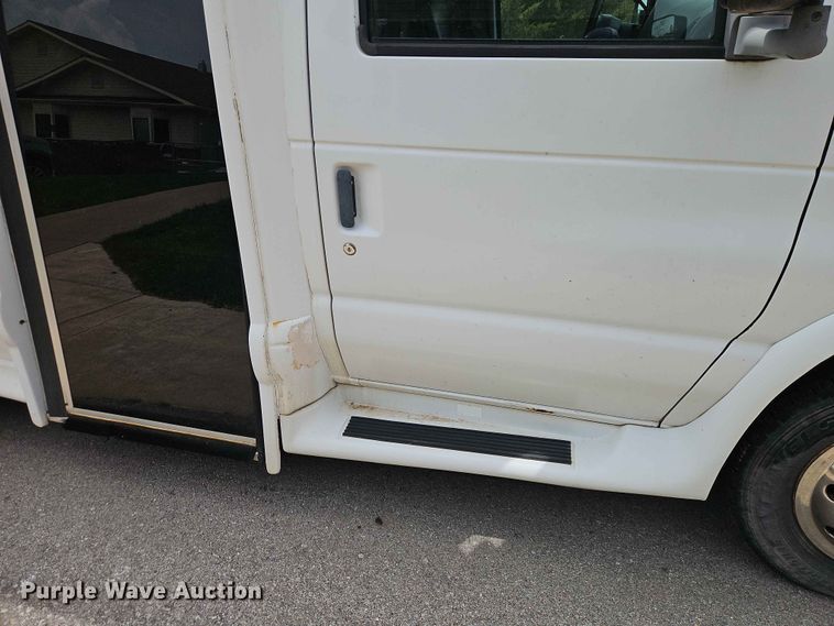 image for item EO7437 2004 Ford E350 shuttle bus