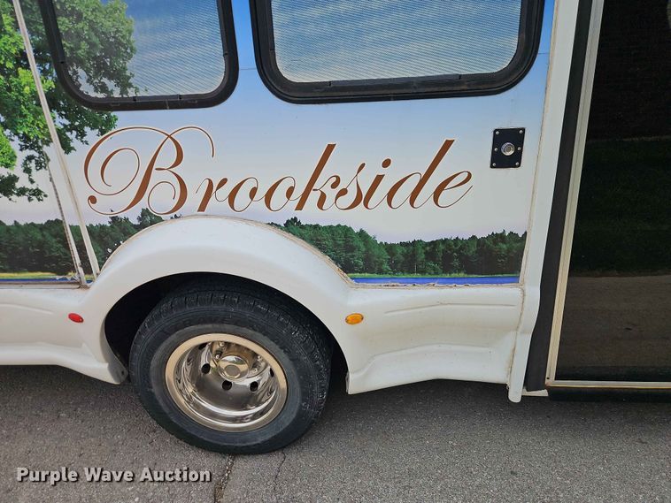 image for item EO7437 2004 Ford E350 shuttle bus