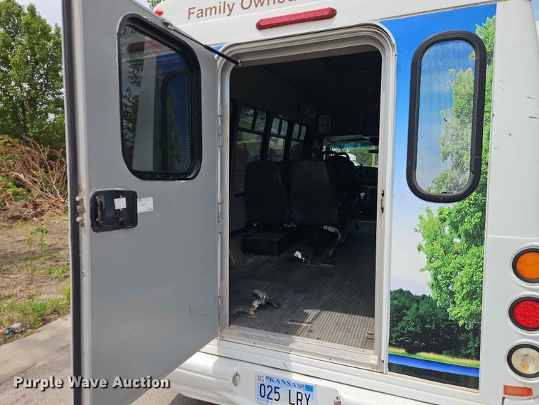 image for item EO7437 2004 Ford E350 shuttle bus