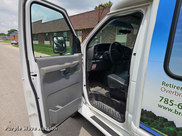 image for item EO7437 2004 Ford E350 shuttle bus