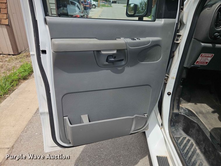 image for item EO7437 2004 Ford E350 shuttle bus