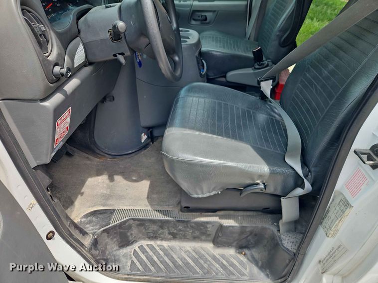 image for item EO7437 2004 Ford E350 shuttle bus