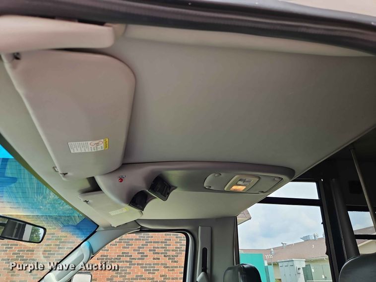 image for item EO7437 2004 Ford E350 shuttle bus