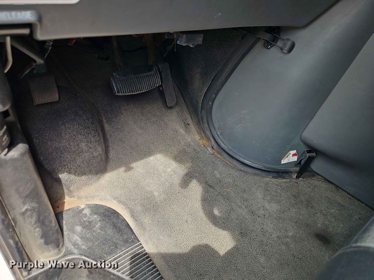 image for item EO7437 2004 Ford E350 shuttle bus