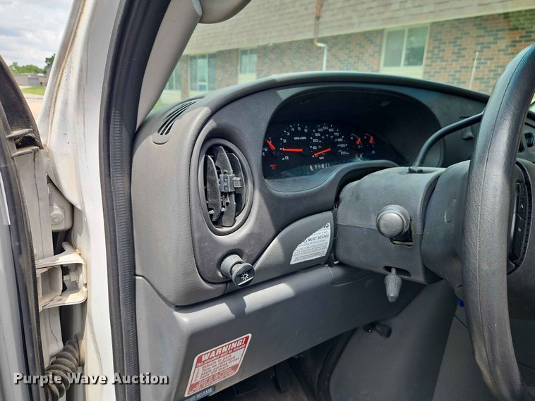 image for item EO7437 2004 Ford E350 shuttle bus
