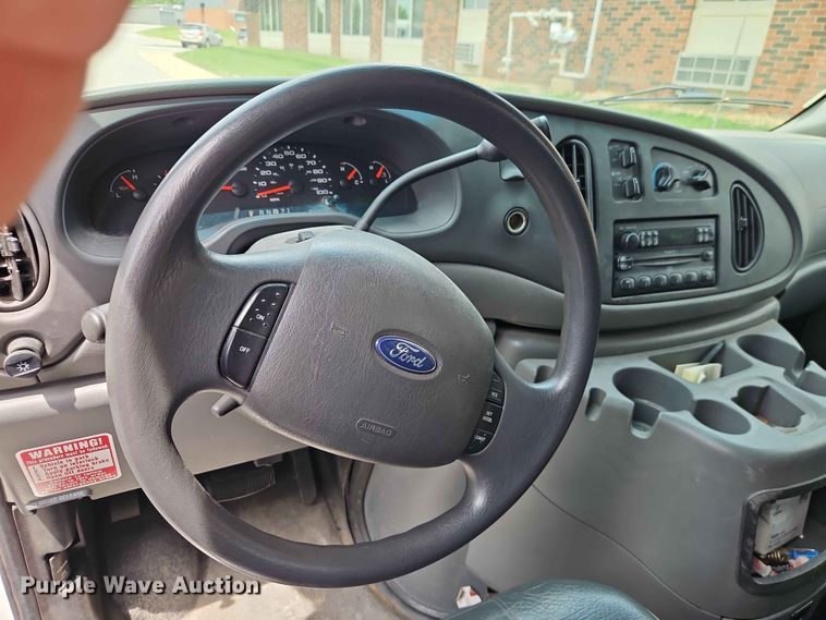 image for item EO7437 2004 Ford E350 shuttle bus