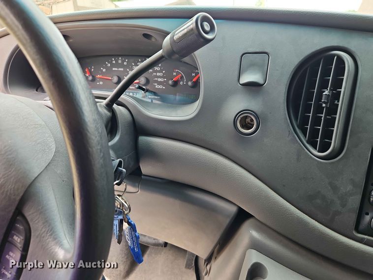 image for item EO7437 2004 Ford E350 shuttle bus