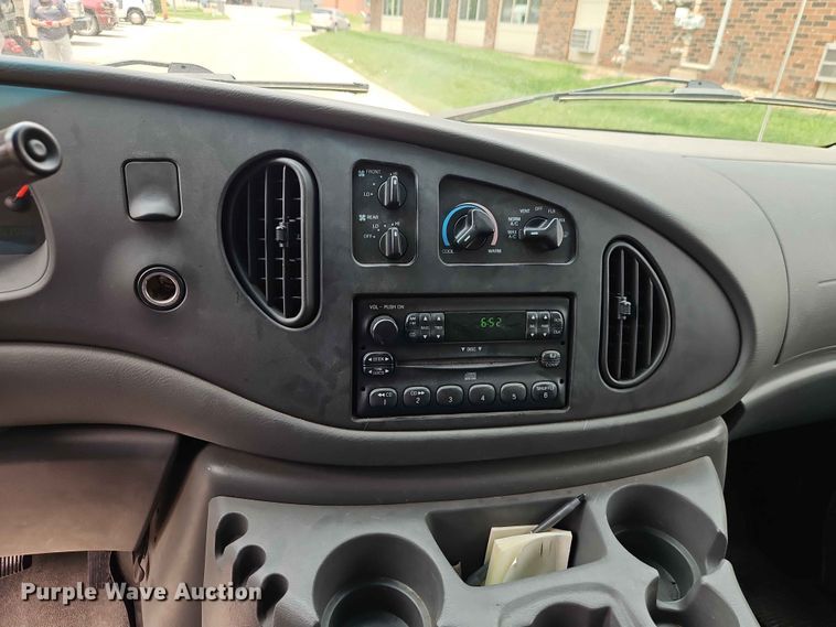 image for item EO7437 2004 Ford E350 shuttle bus