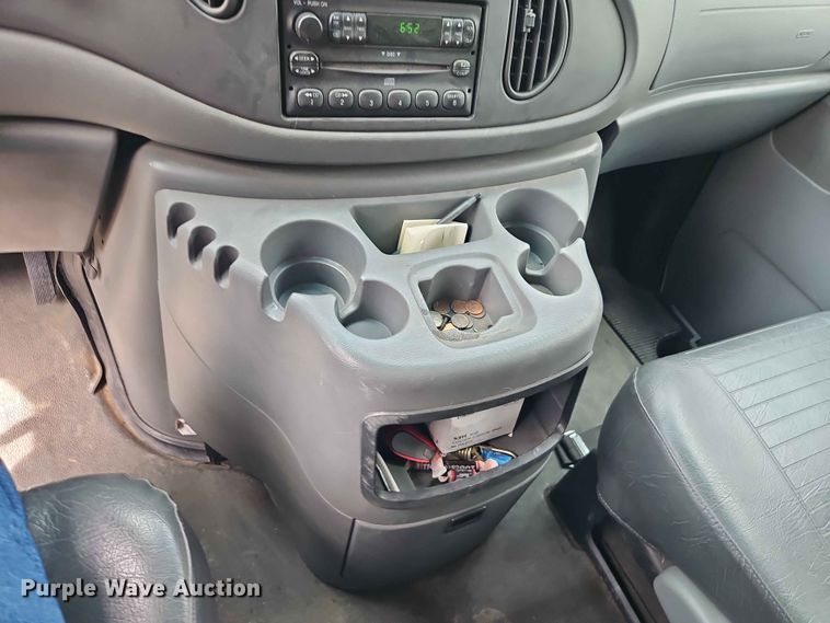 image for item EO7437 2004 Ford E350 shuttle bus