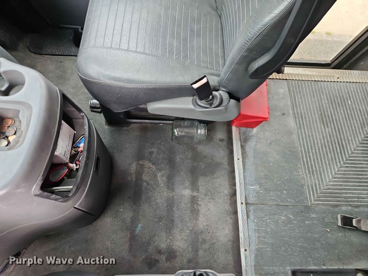 image for item EO7437 2004 Ford E350 shuttle bus