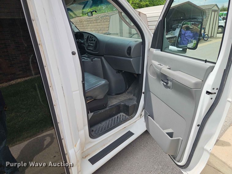 image for item EO7437 2004 Ford E350 shuttle bus
