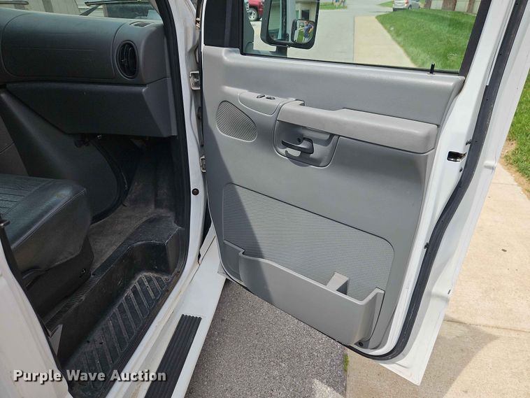 image for item EO7437 2004 Ford E350 shuttle bus
