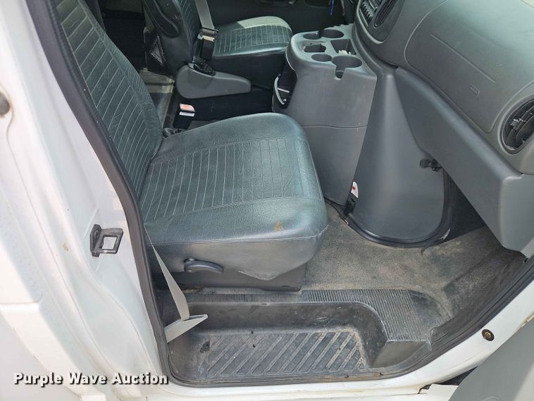 image for item EO7437 2004 Ford E350 shuttle bus