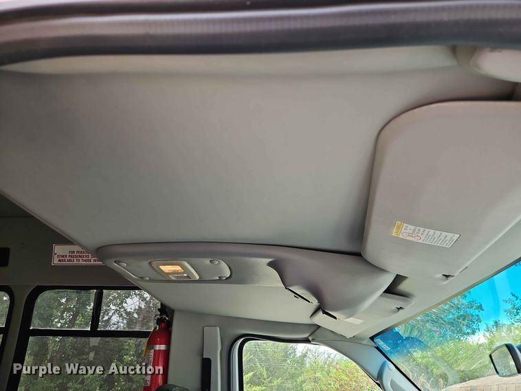 image for item EO7437 2004 Ford E350 shuttle bus