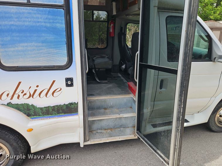 image for item EO7437 2004 Ford E350 shuttle bus