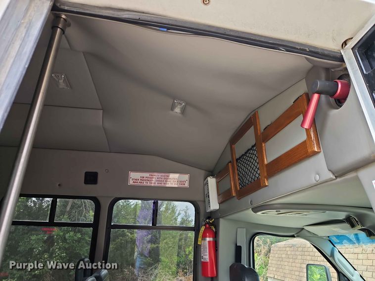 image for item EO7437 2004 Ford E350 shuttle bus
