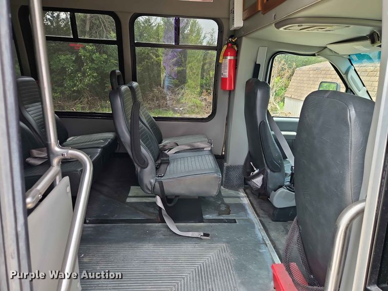 image for item EO7437 2004 Ford E350 shuttle bus