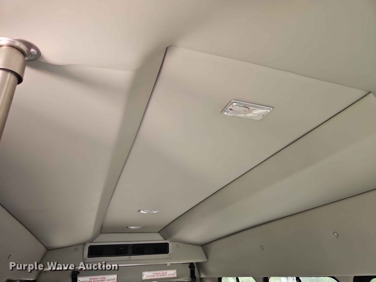 image for item EO7437 2004 Ford E350 shuttle bus