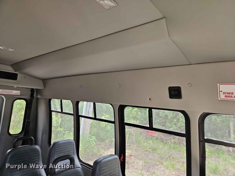 image for item EO7437 2004 Ford E350 shuttle bus