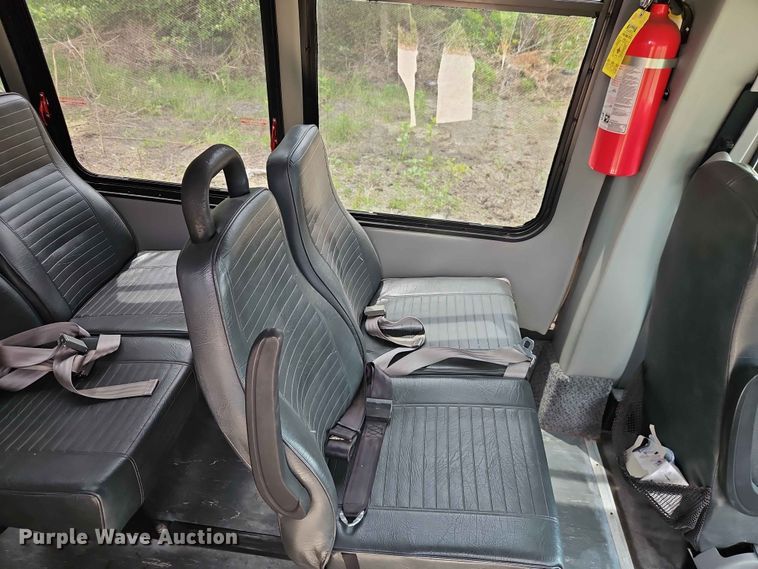 image for item EO7437 2004 Ford E350 shuttle bus