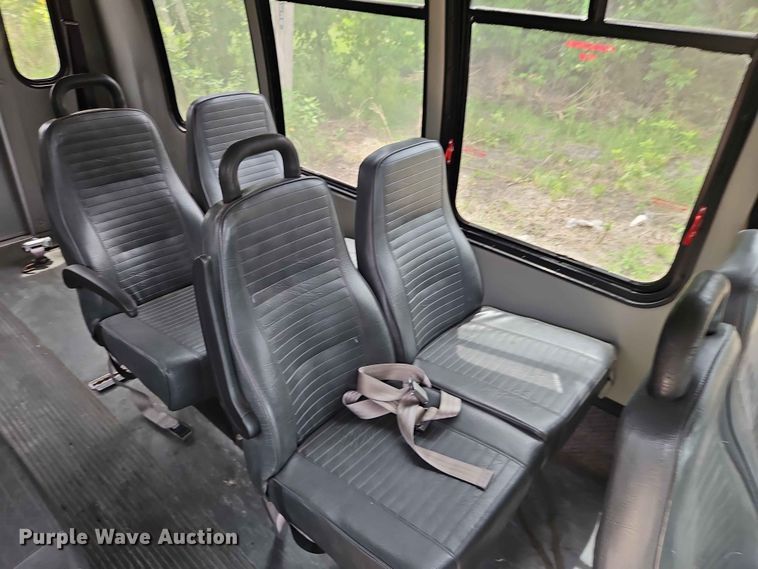 image for item EO7437 2004 Ford E350 shuttle bus