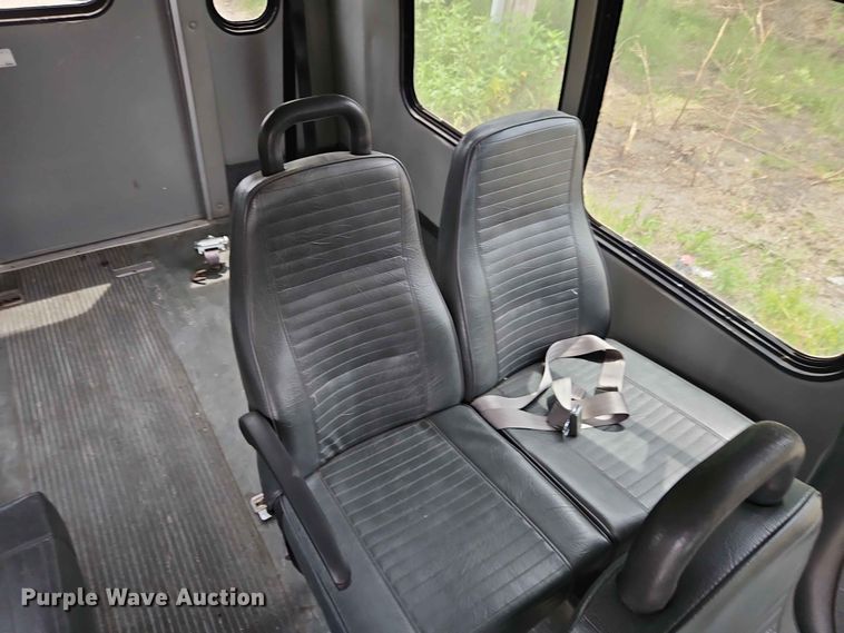 image for item EO7437 2004 Ford E350 shuttle bus
