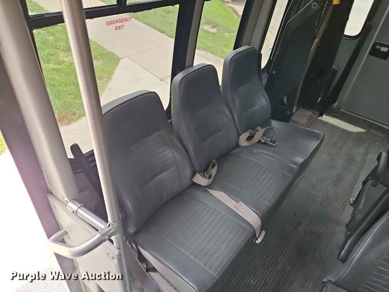 image for item EO7437 2004 Ford E350 shuttle bus