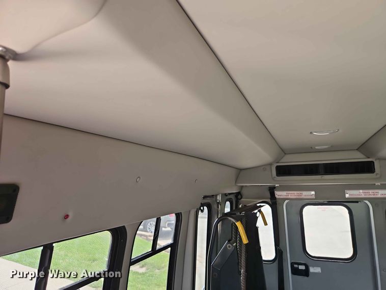 image for item EO7437 2004 Ford E350 shuttle bus